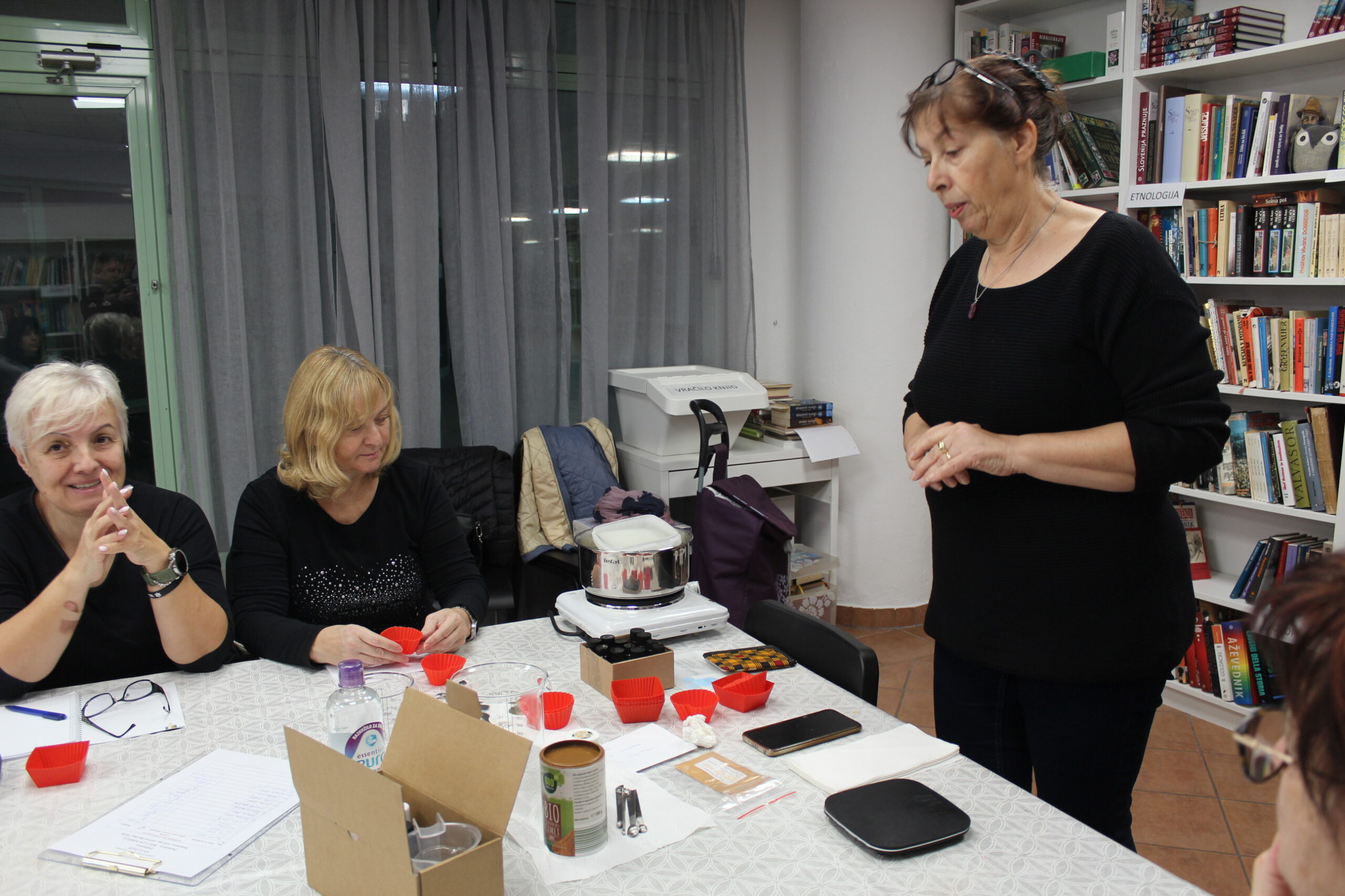 DELAVNICA PRIPRAVA  GALENOVE KREME  ZA REGENERACIJO KOŽE.